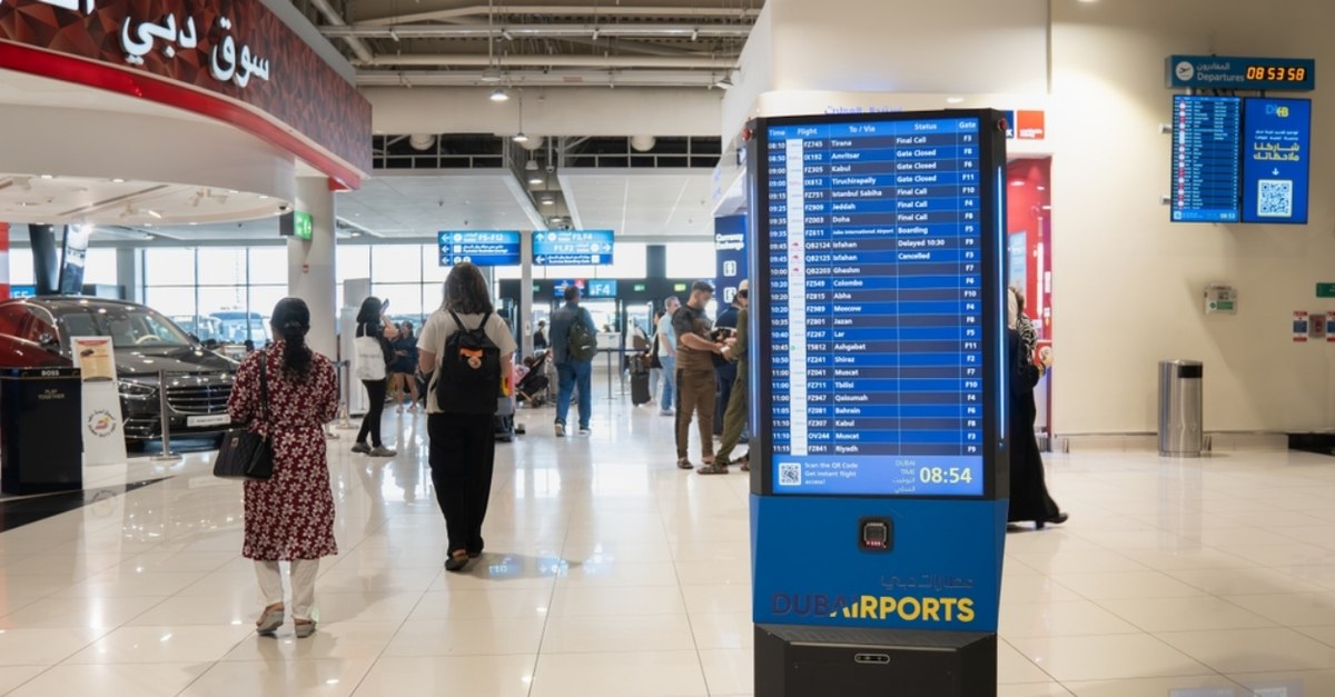 Elevi din Vrancea blocați în Dubai după închiderea spațiului aerian