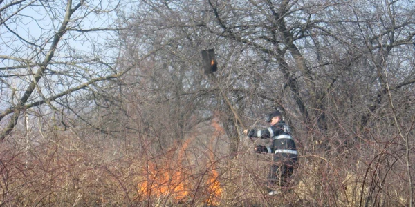 Mai multe incendii de vegetaţie uscată dau bătăi de cap pompierilor