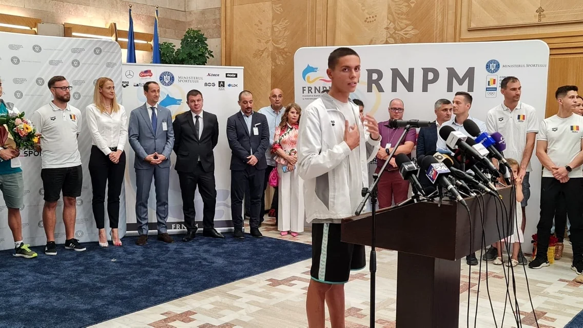 David Popovici la revenirea in tara dupa ce a devenit dublu campion mondial la inot la Budapesta (9) jpg