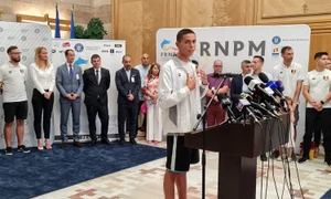 David Popovici la revenirea in tara dupa ce a devenit dublu campion mondial la inot la Budapesta (9) jpg