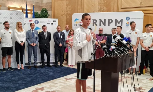 David Popovici la revenirea in tara dupa ce a devenit dublu campion mondial la inot la Budapesta (9) jpg