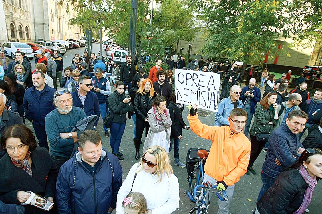 Peste 1.000 de bucureșteni i-au cerut duminică lui Oprea demisia în stradă