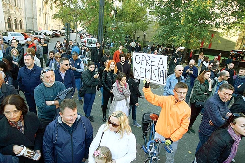 Peste 1.000 de bucureșteni i-au cerut duminică lui Oprea demisia în stradă