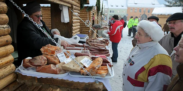 Braşovenii au stat la coadă pentru a cumpăra produse tradiţionale delicioase. Foto: Bogdan Crăciun