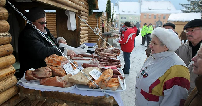 Braşovenii au stat la coadă pentru a cumpăra produse tradiţionale delicioase. Foto: Bogdan Crăciun