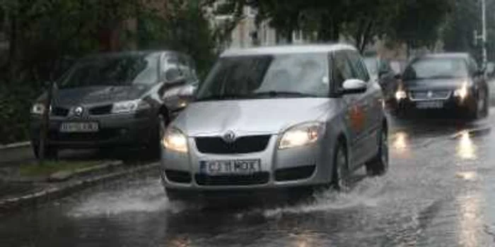 Braşov: Strada Brânduşelor a devenit un mic lac
