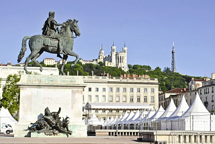 Ludovic
al XVI-lea priveşte din Place Bellecour spre Notre-Dame de Fourvière FOTOGRAFII Andrada Floria
