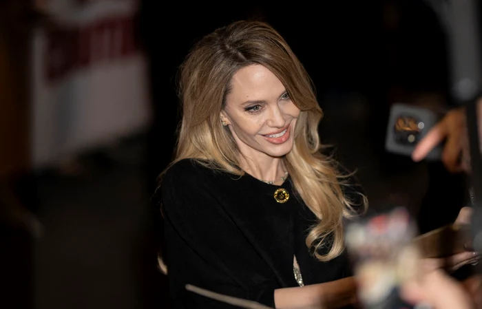 Angelina Jolie la avanvremiera, Coutures, Profimedia (3) jpg