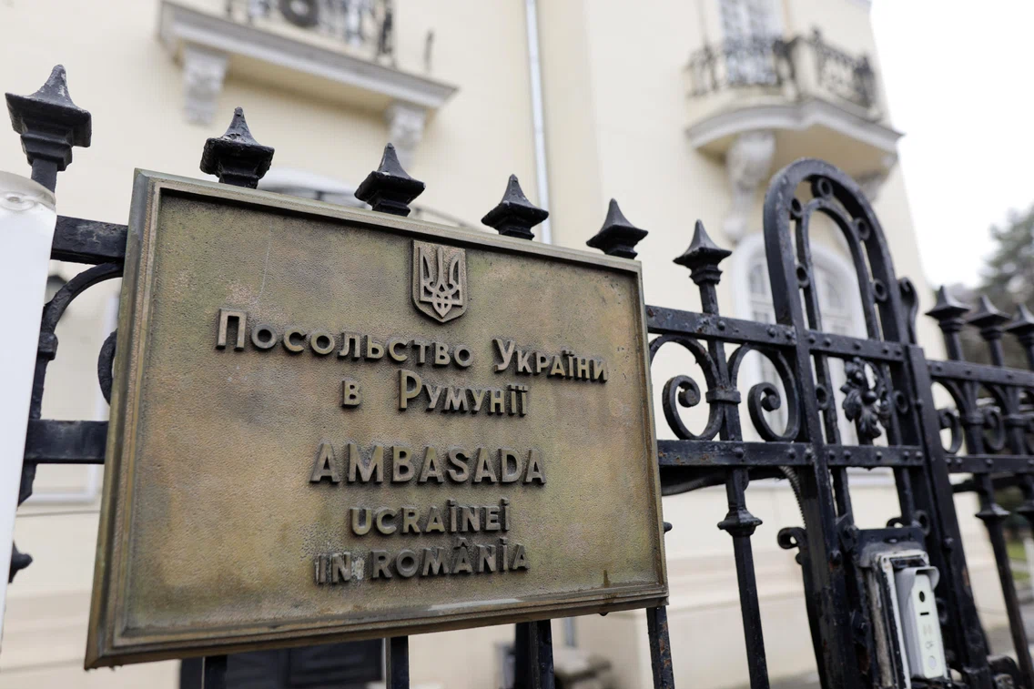 Forțe de ordine în preajma ambasadei Ucrainei la București după ce au fost descoperite plicurile suspecte. FOTO Inquam Photos / George Călin