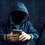 Hacker cu smartphone FOTO Shutterstock