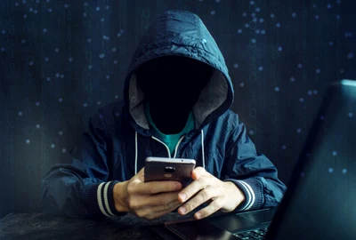 Hacker cu smartphone FOTO Shutterstock