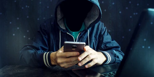 Hacker cu smartphone FOTO Shutterstock