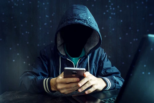 Hacker cu smartphone FOTO Shutterstock