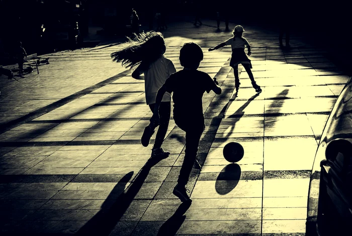 Jocul cu mingea, preferatul copiilor. FOTO: Unsplash