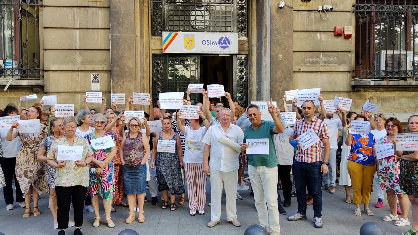 salariatii OSIM protestează contra tăierilor salariale FOTO: FB