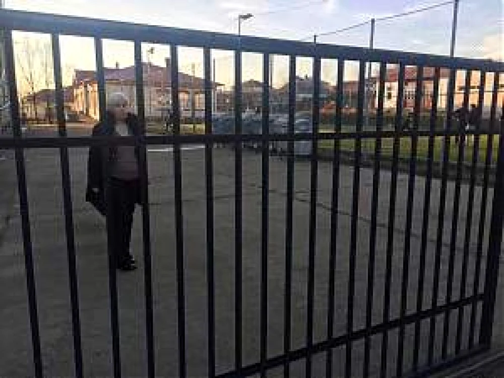 Poarta şcolii din Tudora a căzut peste un elev FOTO monitorulbt.ro