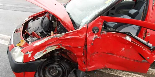 Logan „sifonat” in accident din cauza unei soferite imprudente