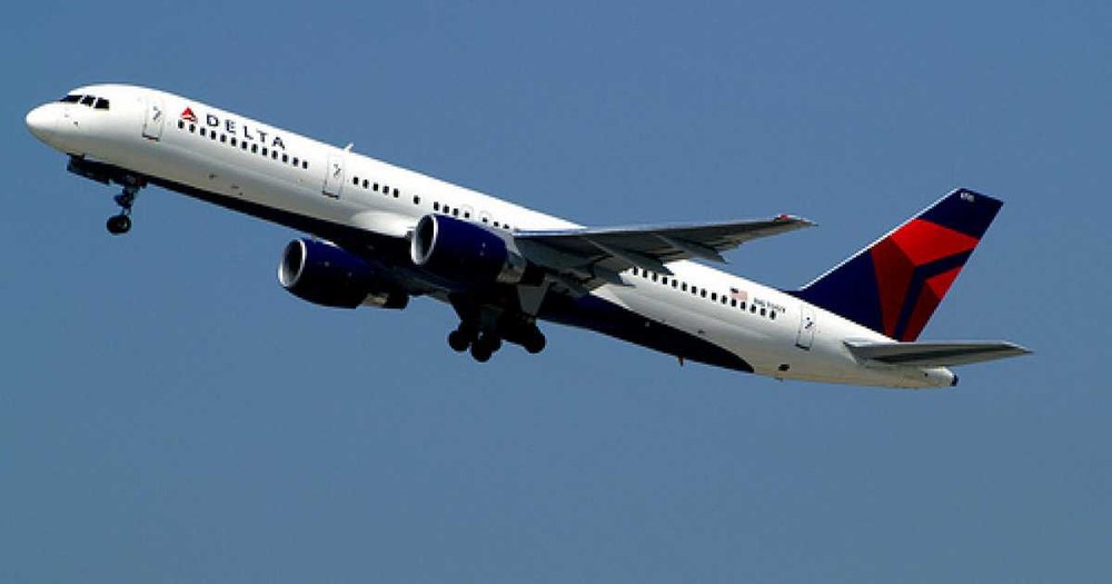 Zbor de coșmar: o cursă Delta Airlines, întoarsă din drum după ce un pasager a suferit de diaree la bord și a murdărit cabina