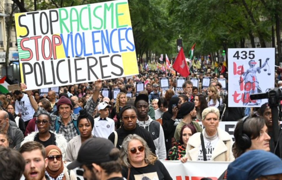 Zeci de mii de oameni au protestat față de violența poliției, în Franța. Ce au scandat pe străzile din Paris VIDEO