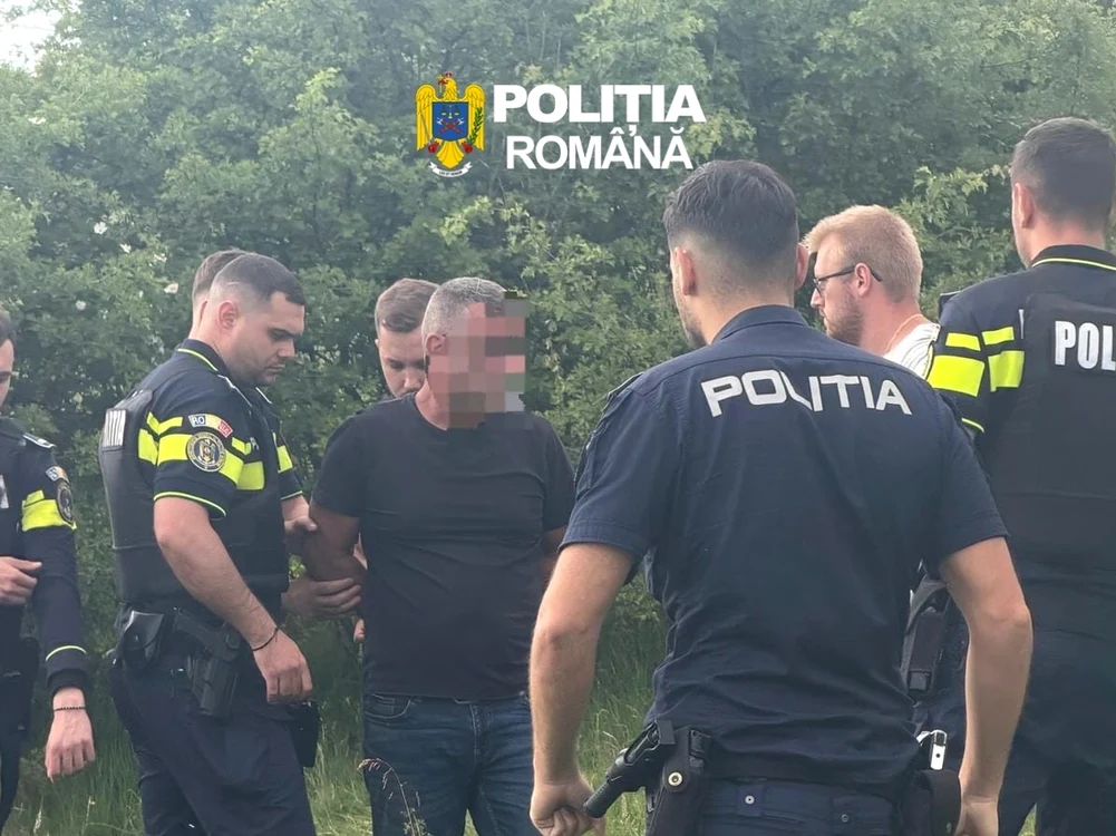 Agresorul a fost încătuşat şi dus la audieri. FOTO: IPJ Hunedoara