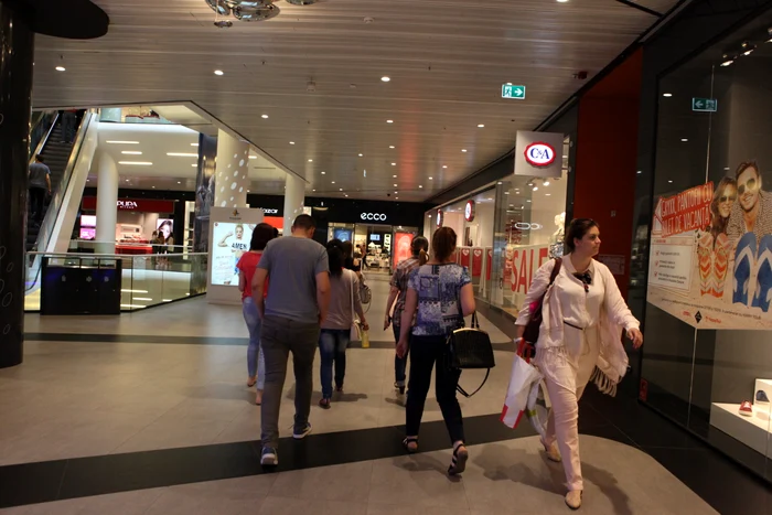 În Mall, activitatea se desfăşoară nestingherit