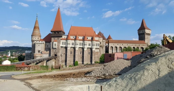 Un hotel de lux şi un parc de aventură sunt construite lângă Castelul Corvinilor. FOTO: Daniel Guţă.