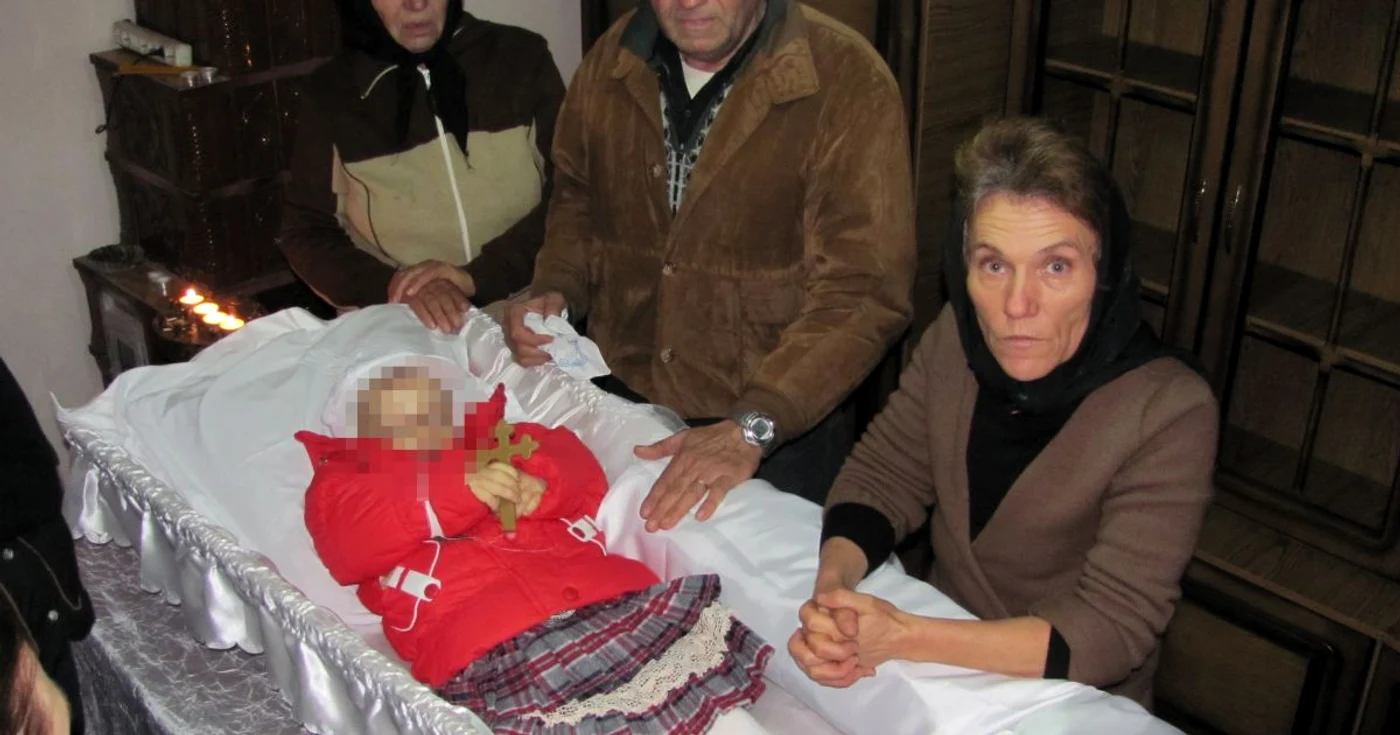 Familia îndurerată, lângă sicriul micuţei