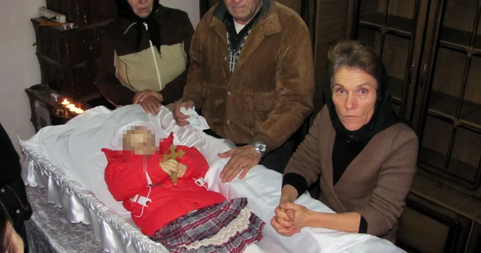 Familia îndurerată, lângă sicriul micuţei
