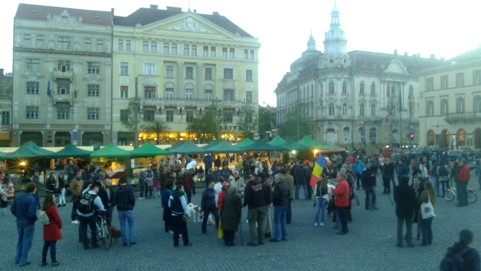 Clujenii protestează din nou în Piaţa Unirii.