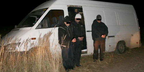 Cei trei indivizi au fost prinşi pe 27 noiembrie 2011 în timp ce încercau să fugă 