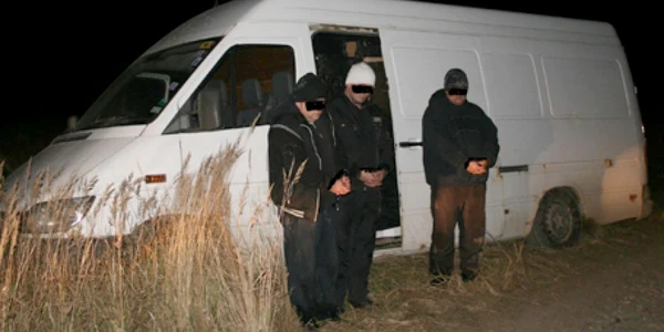 Cei trei indivizi au fost prinşi pe 27 noiembrie 2011 în timp ce încercau să fugă 