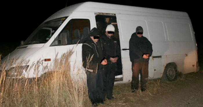 Cei trei indivizi au fost prinşi pe 27 noiembrie 2011 în timp ce încercau să fugă