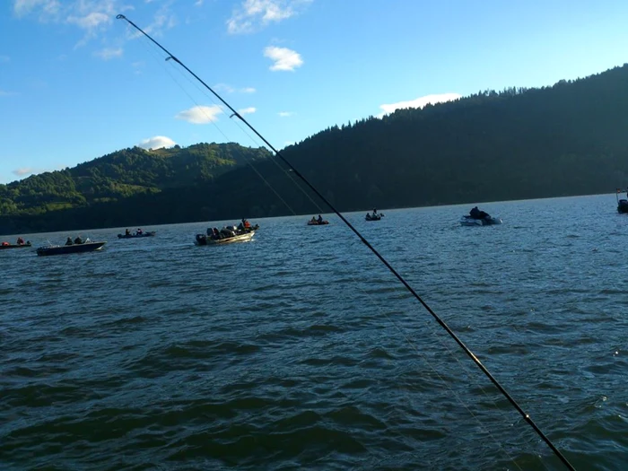 La pescuit pe lacul Izvorul Muntelui FOTO AJVPS Lupul Cenuşiu