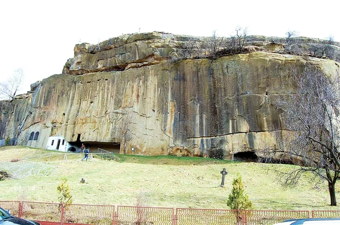 Lăcaşul sfânt din judeţul Argeş e săpat în stâncă