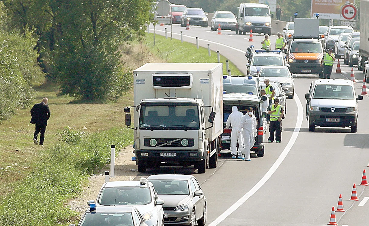 Autorităţile nu se  puteau apropia de  vehicul fără mască,  din cauza mirosului  insuportabil