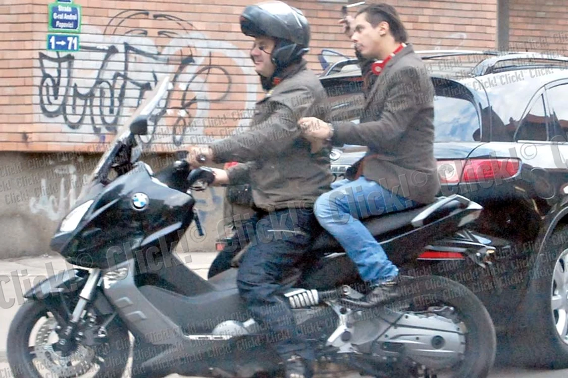 
    Marian este neglijent cu  fiul lui, Carmin. Îl lasă fără  cască de protecţie pe motor  