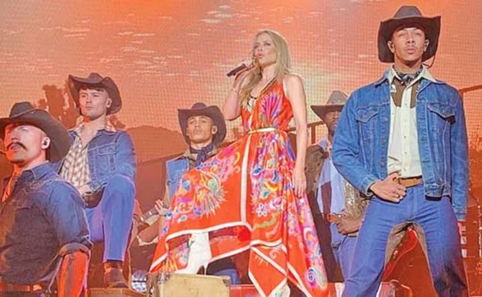 
    Dansatorii au vegheat  de asemenea ca diva  să nu fie atacată în timpul  concertului din Germania  