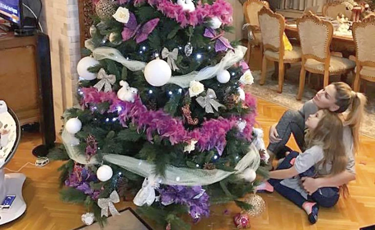 Andreea Bănică. Solista admiră bradul înalt de doi metri, alături de fiica ei, Sofia