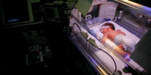 Bebelus in incubator - maternitate Giulesti FOTO Inquam  / George Calin 