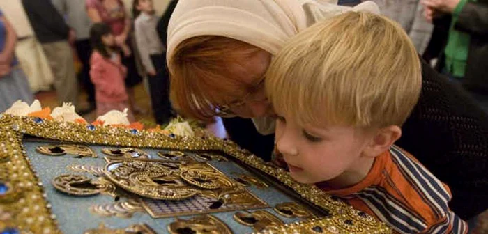 Biserica ne învaţă cum să e închinăm la icoane