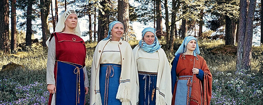 Port popular finlandez din perioada medievală timpurie. Costume inspirate de descoperirile realizate în cimitirul Yliskylä din Perniö, Salo