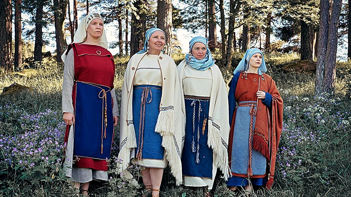 Port popular finalandez din perioada medievală timpurie. Costume inspirate de descoperirile realizate cimitirul Yliskylä din Perniö, Salo 