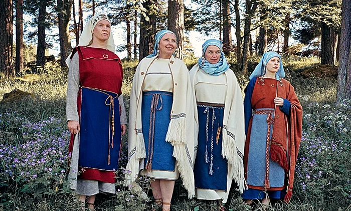 Port popular finlandez din perioada medievală timpurie. Costume inspirate de descoperirile realizate în cimitirul Yliskylä din Perniö, Salo
