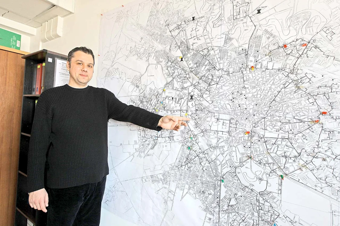 
    Andrei este șeful  dispeceratului și trebuie  să rezolve toate  problemele orașului Foto: Sever Gheorghe  