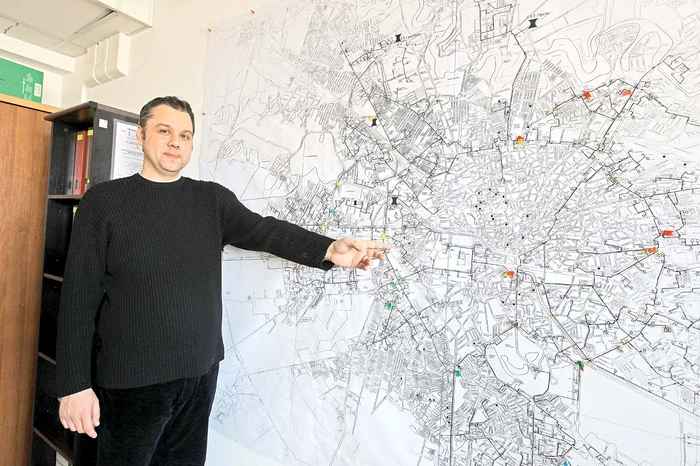 
    Andrei este șeful  dispeceratului și trebuie  să rezolve toate  problemele orașului Foto: Sever Gheorghe  