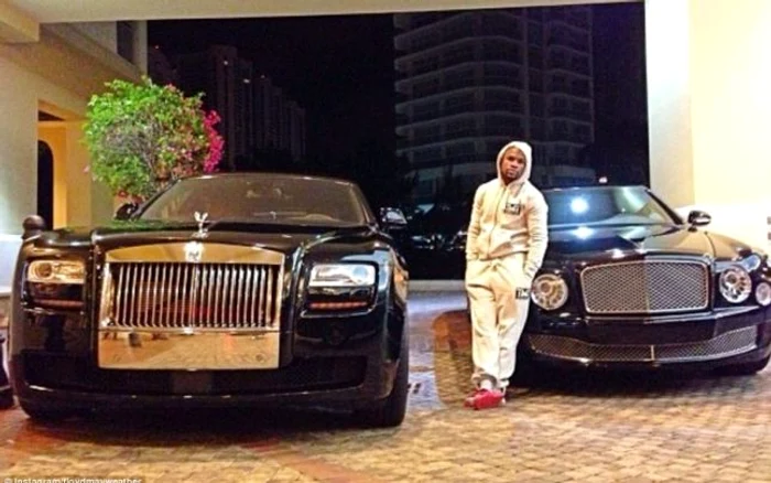 
    Mayweather, alături de două dintre limuzinele sale foto: arhivă personală  