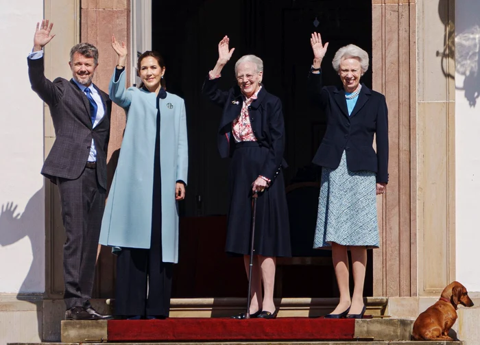 Regina Margrethe, centru, alături de Frederik și Mary, foto stânga