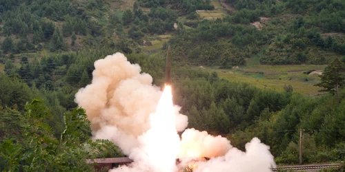 Coreea de Nord lansează două rachete balistice către Marea Japoniei foto epa-efe