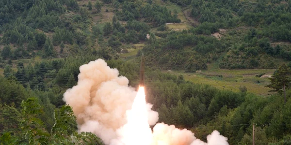Coreea de Nord lansează două rachete balistice către Marea Japoniei foto epa-efe