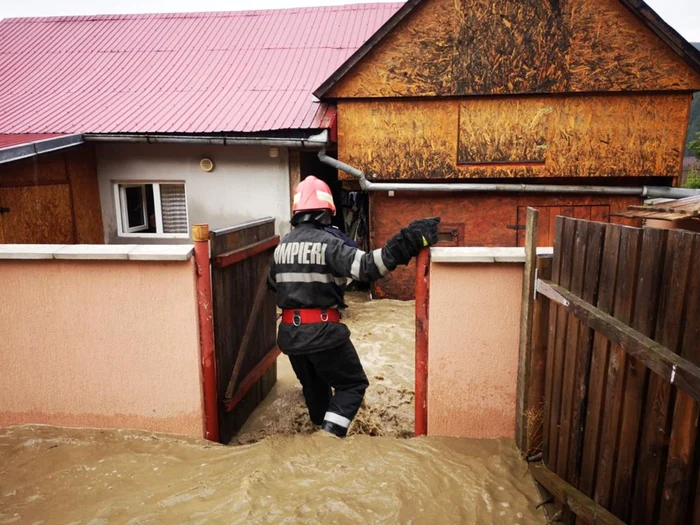 Ajutor de la guvern în urma inundațiilor dintr-o comuna din Arad FOTO: Arhivă